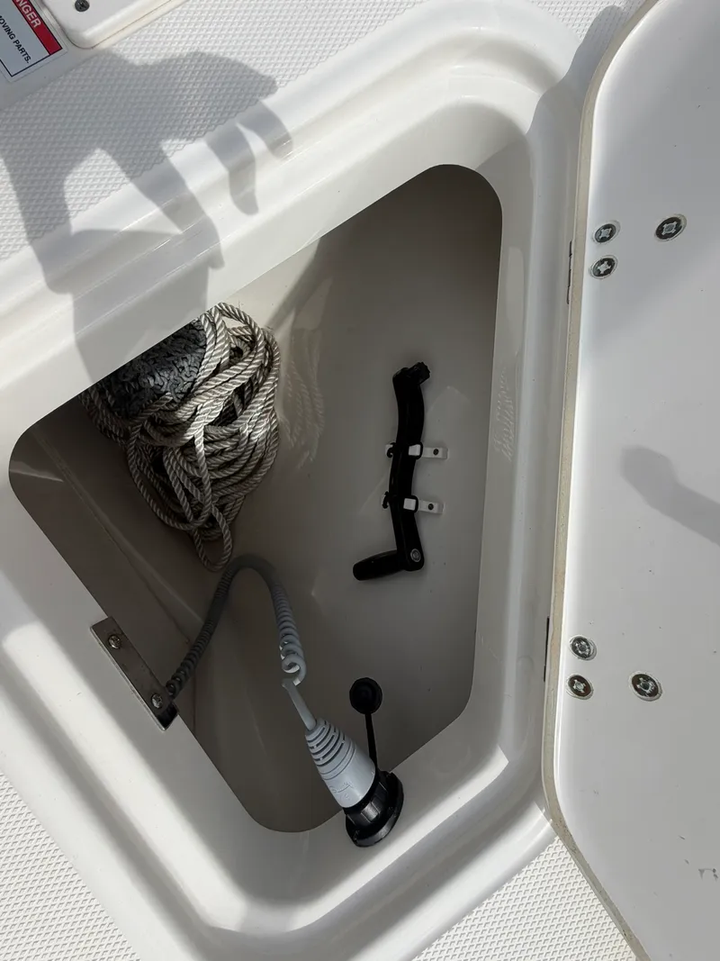 Slide: The Image of Boston Whaler 325 CONQUEST 2023 - 50