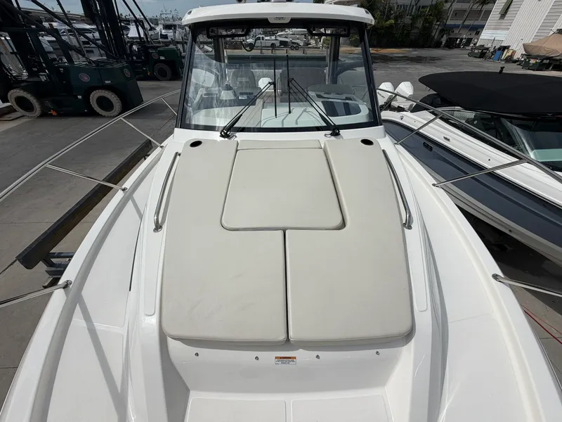 Slide: The Image of Boston Whaler 325 CONQUEST 2023 - 51