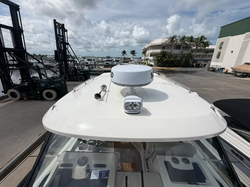 Slide: The Image of Boston Whaler 325 CONQUEST 2023 - 52