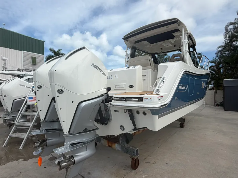 Slide: The Image of Boston Whaler 325 CONQUEST 2023 - 7