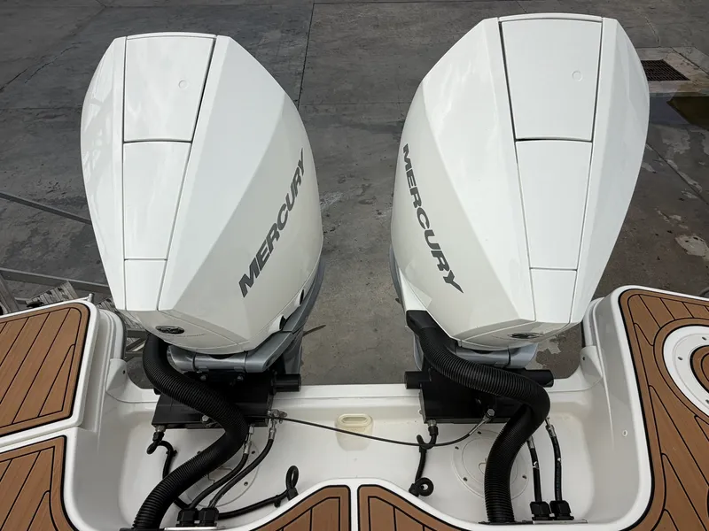 Slide: The Image of Boston Whaler 325 CONQUEST 2023 - 8