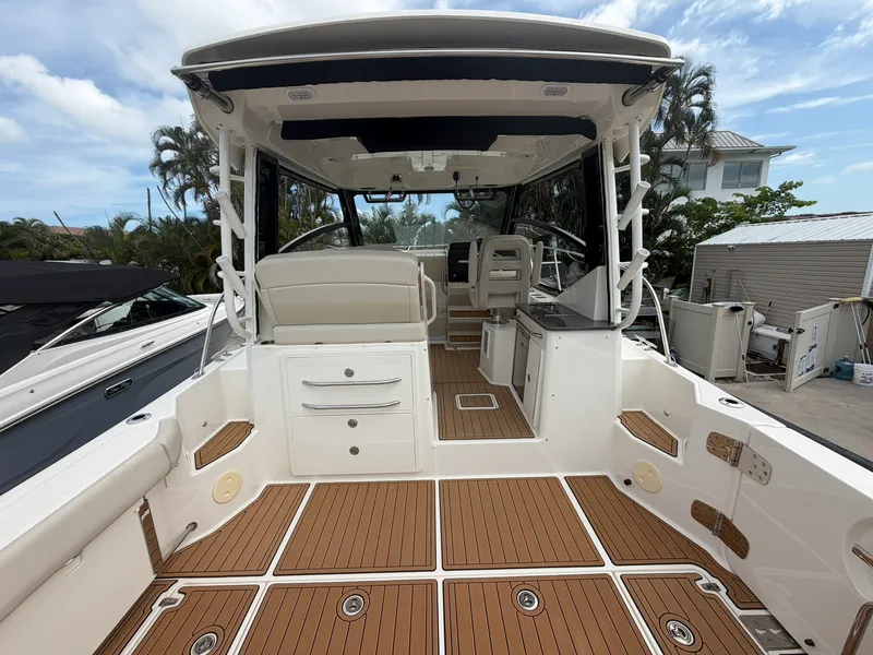Slide: The Image of Boston Whaler 325 CONQUEST 2023 - 9