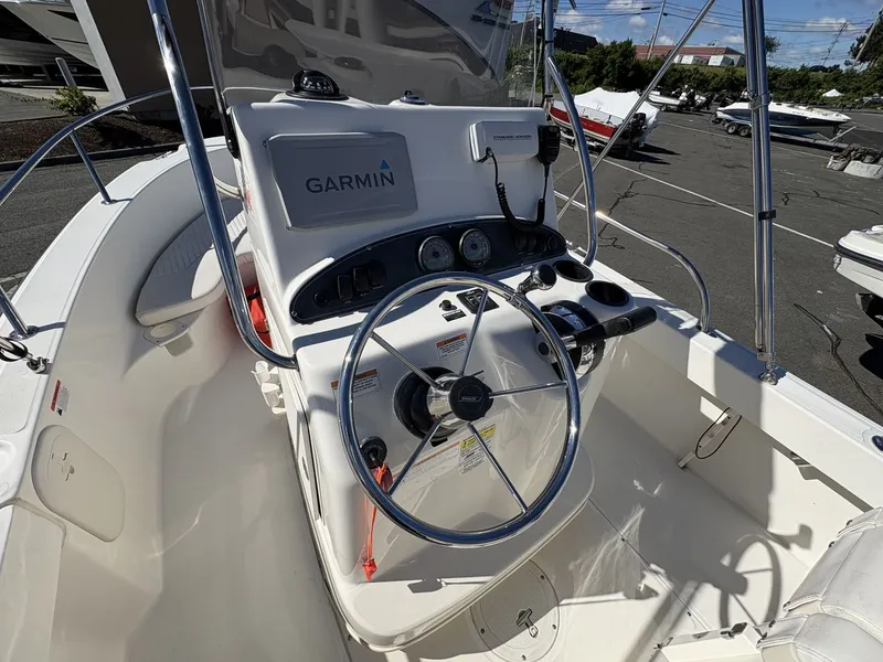 Slide: The Image of Boston Whaler 190 OUTRAGE 2017 - 4