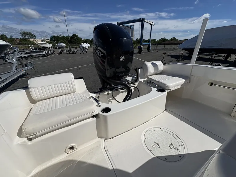 Slide: The Image of Boston Whaler 190 OUTRAGE 2017 - 9