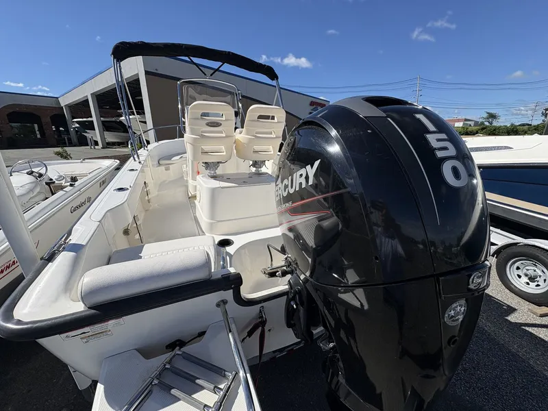Slide: The Image of Boston Whaler 190 OUTRAGE 2017 - 10