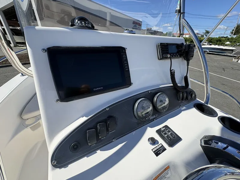 Slide: The Image of Boston Whaler 190 OUTRAGE 2017 - 5