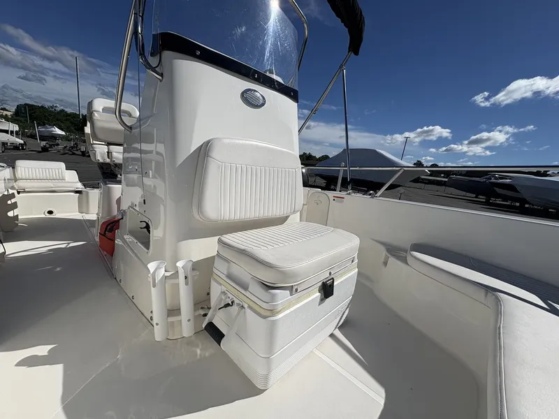 Slide: The Image of Boston Whaler 190 OUTRAGE 2017 - 3