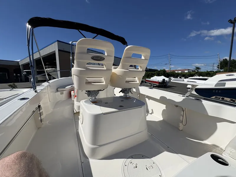 Slide: The Image of Boston Whaler 190 OUTRAGE 2017 - 8