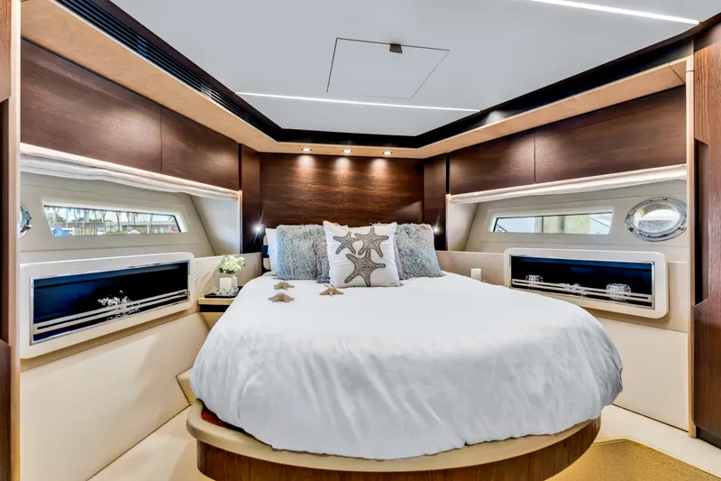 Slide: The Image of Azimut Fly 72 2016 - 42
