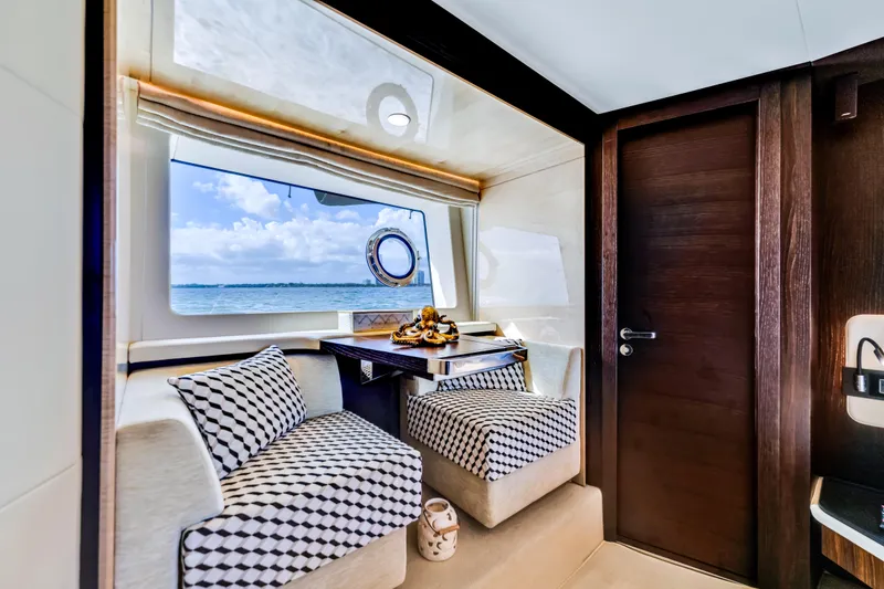 Slide: The Image of Azimut Fly 72 2016 - 32