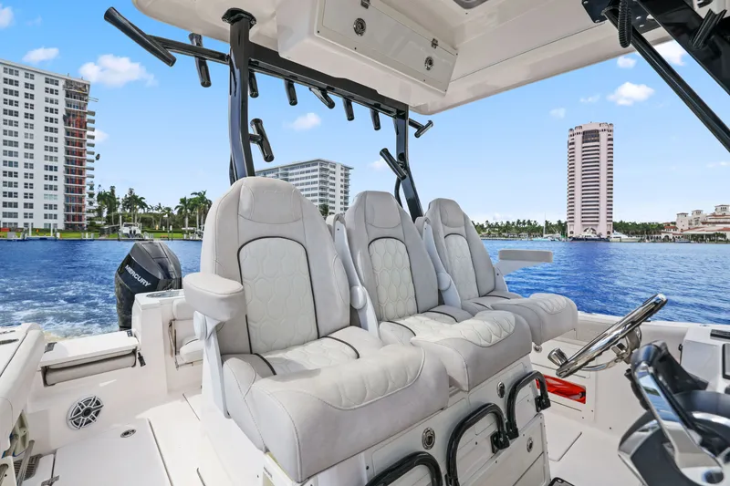 Slide: The Image of Sea Fox 328 Commander 2024 - 23