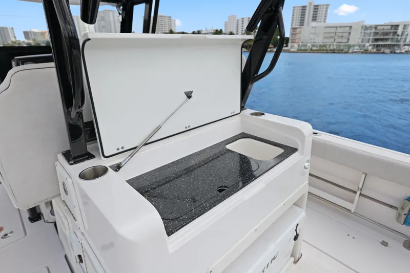 Slide: The Image of Sea Fox 328 Commander 2024 - 34