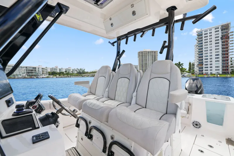 Slide: The Image of Sea Fox 328 Commander 2024 - 22