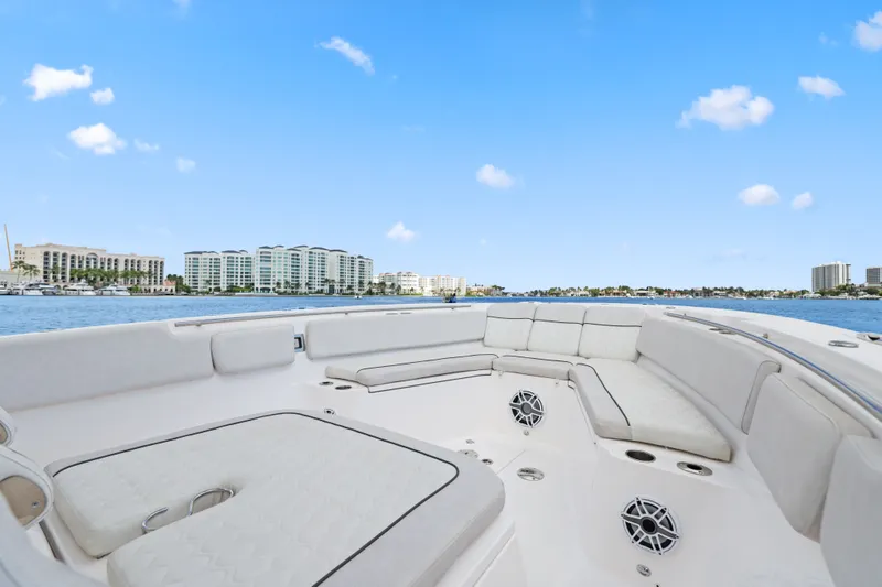 Slide: The Image of Sea Fox 328 Commander 2024 - 17