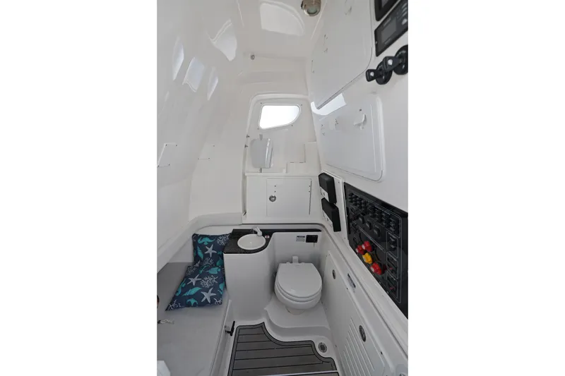 Slide: The Image of Sea Fox 328 Commander 2024 - 36