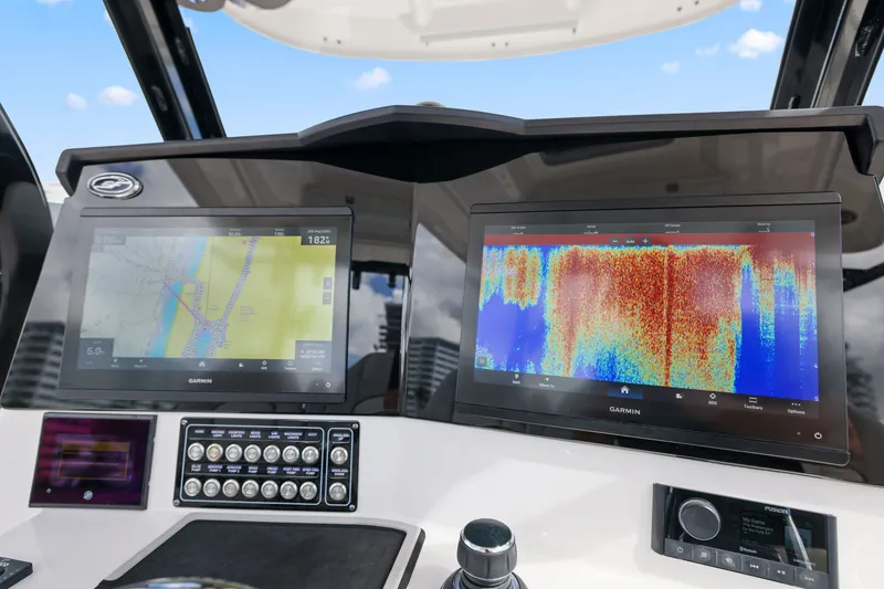 Slide: The Image of Sea Fox 328 Commander 2024 - 33