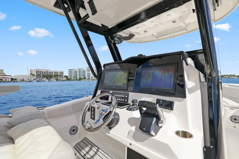 Slide: The Image of Sea Fox 328 Commander 2024 - 24
