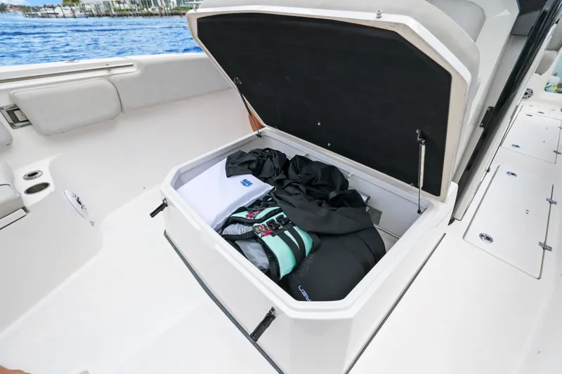 Slide: The Image of Sea Fox 328 Commander 2024 - 43