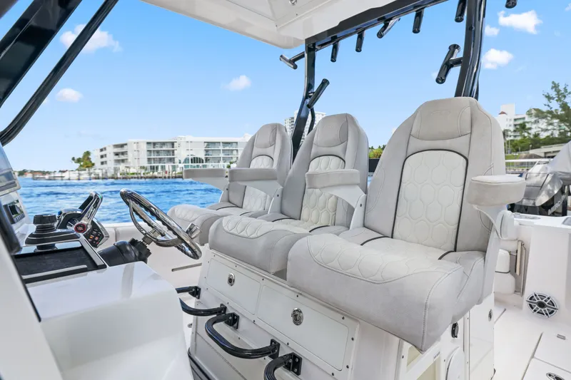 Slide: The Image of Sea Fox 328 Commander 2024 - 57