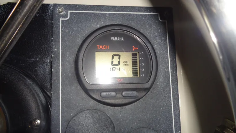 Slide: The Image of Yamaha tachometer on 1987 Boston Whaler 18 Outrage, displaying 184 RPM. - 10