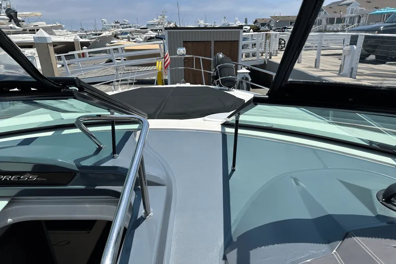 Slide: The Image of Cruisers Yachts 35 EXPRESS 2017 - 11