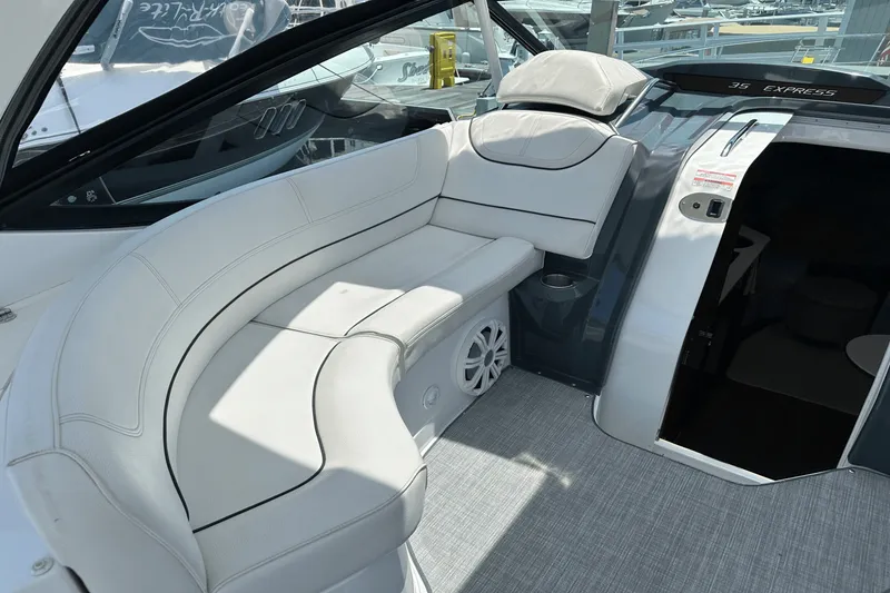 Slide: The Image of Cruisers Yachts 35 EXPRESS 2017 - 12