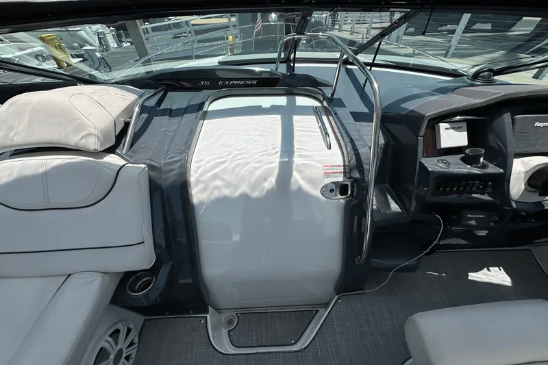 Slide: The Image of Cruisers Yachts 35 EXPRESS 2017 - 15