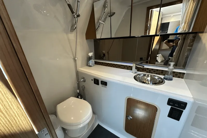 Slide: The Image of Cruisers Yachts 35 EXPRESS 2017 - 22