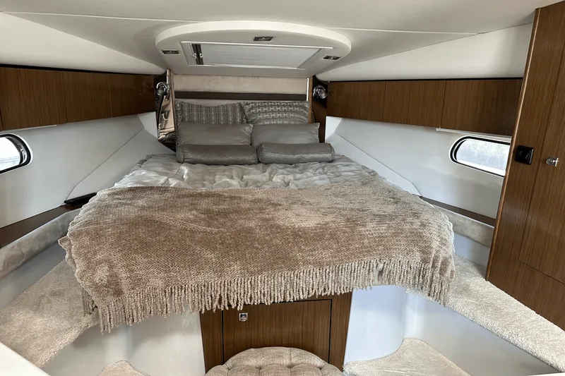 Slide: The Image of Cruisers Yachts 35 EXPRESS 2017 - 25