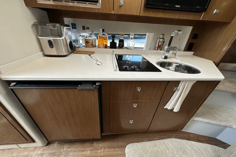 Slide: The Image of Cruisers Yachts 35 EXPRESS 2017 - 27