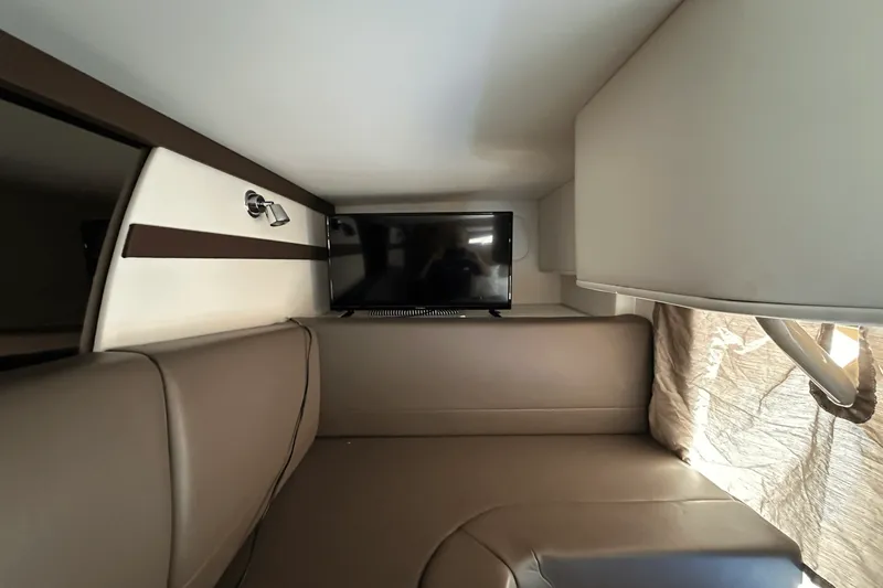 Slide: The Image of Cruisers Yachts 35 EXPRESS 2017 - 33