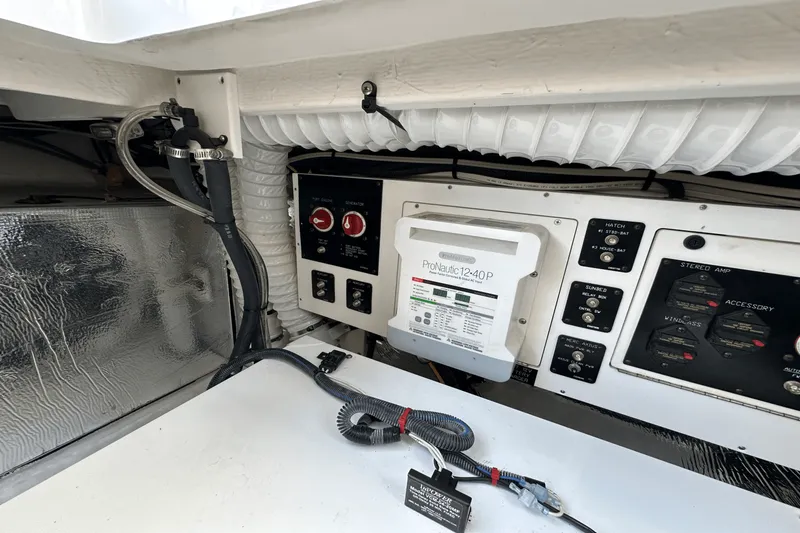 Slide: The Image of Cruisers Yachts 35 EXPRESS 2017 - 38