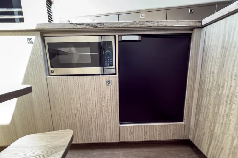 Slide: The Image of Galeon 435 GTO 2026 - 23