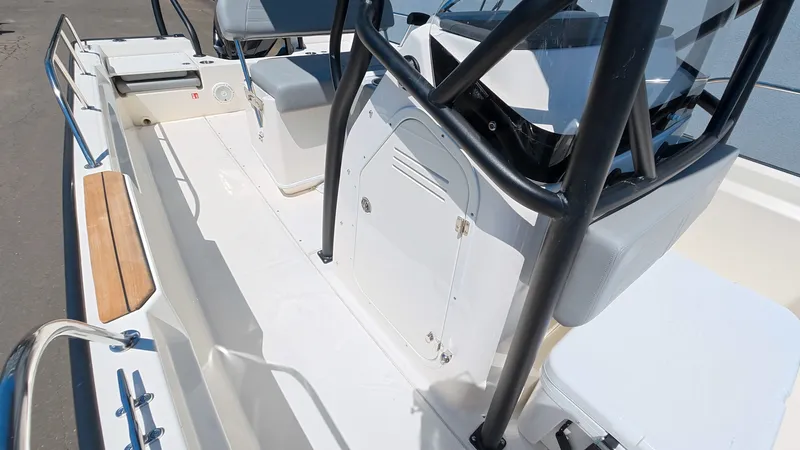 Slide: The Image of Boston Whaler 210 Montauk 2026 - 15