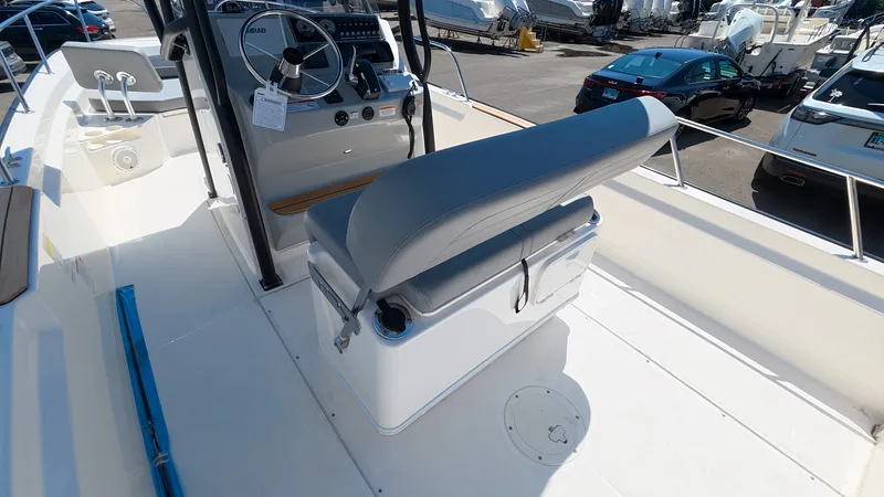 Slide: The Image of Boston Whaler 210 Montauk 2026 - 9