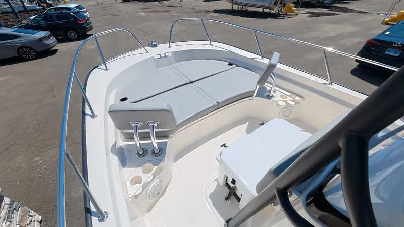 Slide: The Image of Boston Whaler 210 Montauk 2026 - 17