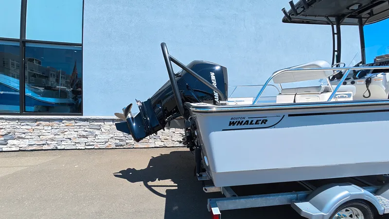 Slide: The Image of Boston Whaler 210 Montauk 2026 - 5
