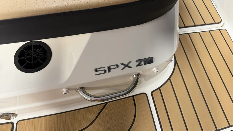 Slide: The Image of Sea Ray SPX 210 2026 - 15