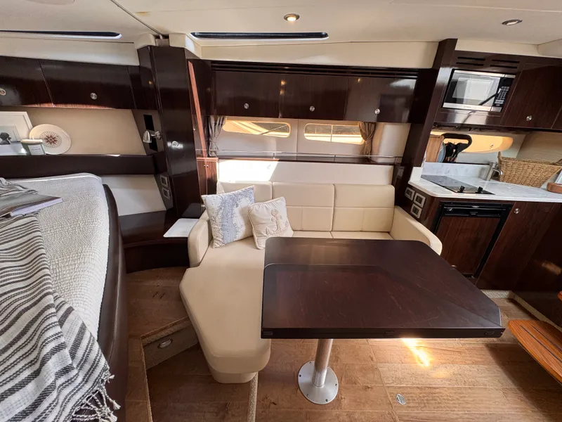 Slide: The Image of Sea Ray 350 SUNDANCER 2018 - 24