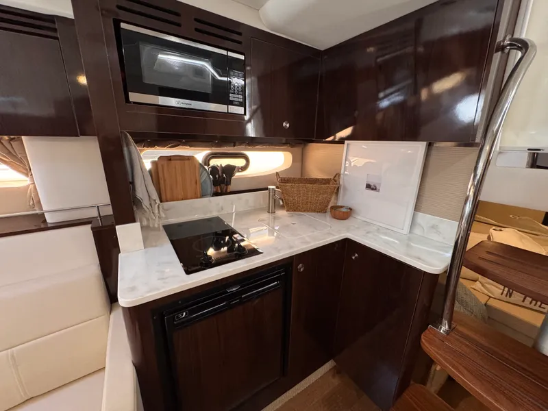 Slide: The Image of Sea Ray 350 SUNDANCER 2018 - 31