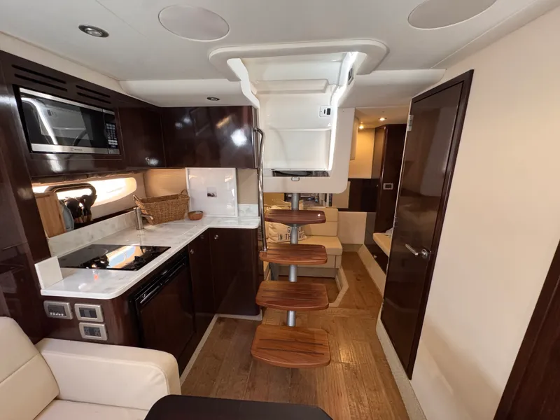 Slide: The Image of Sea Ray 350 SUNDANCER 2018 - 32