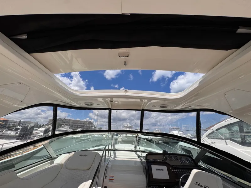 Slide: The Image of Sea Ray 350 SUNDANCER 2018 - 13