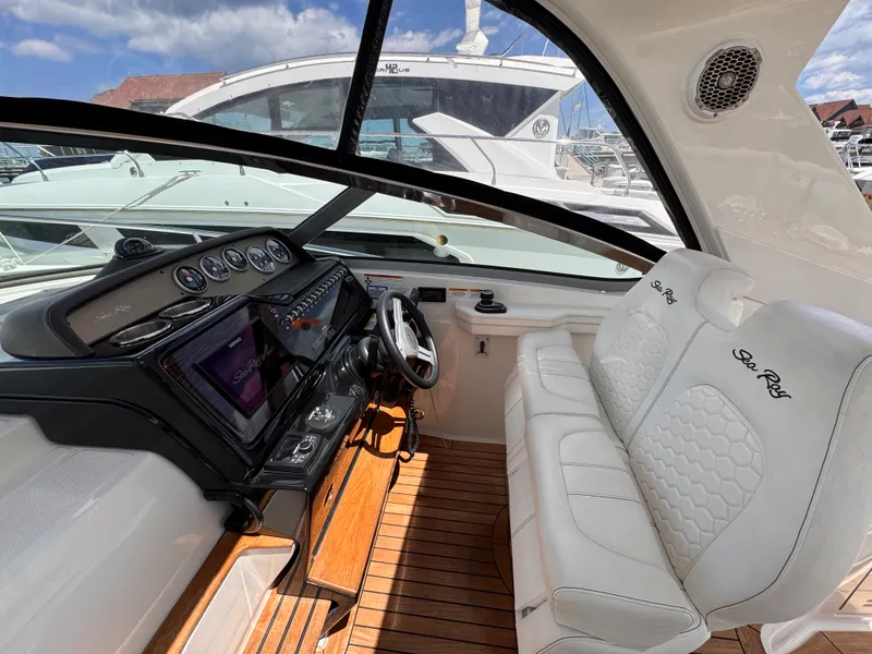 Slide: The Image of Sea Ray 350 SUNDANCER 2018 - 15