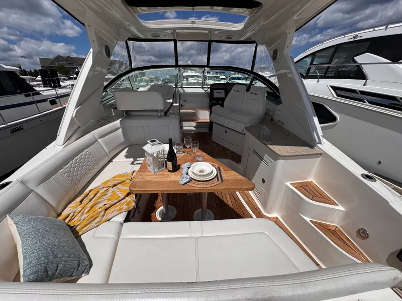 Slide: The Image of Sea Ray 350 SUNDANCER 2018 - 11