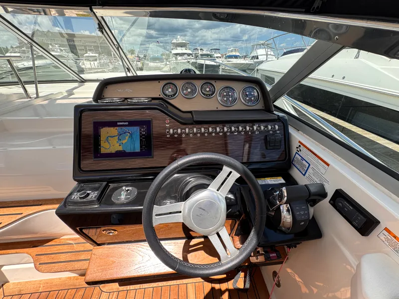 Slide: The Image of Sea Ray 350 SUNDANCER 2018 - 18