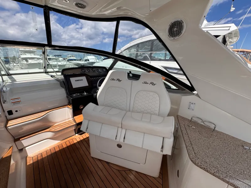 Slide: The Image of Sea Ray 350 SUNDANCER 2018 - 14