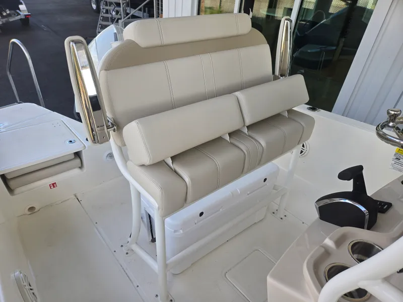 Slide: The Image of Boston Whaler 220 Dauntless 2026 - 3