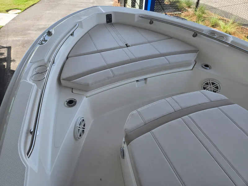 Slide: The Image of Boston Whaler 220 Dauntless 2026 - 12