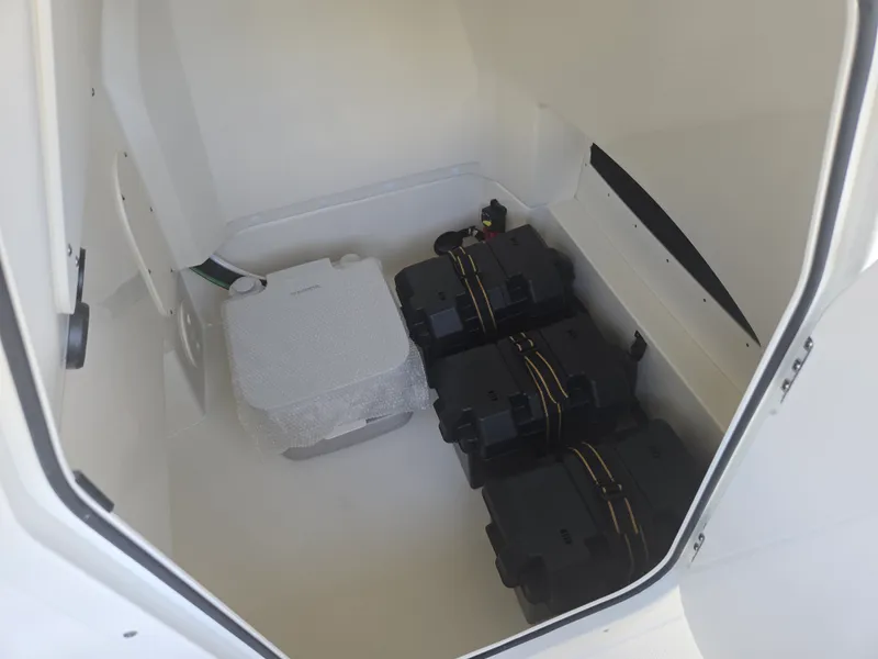 Slide: The Image of Boston Whaler 220 Dauntless 2026 - 8