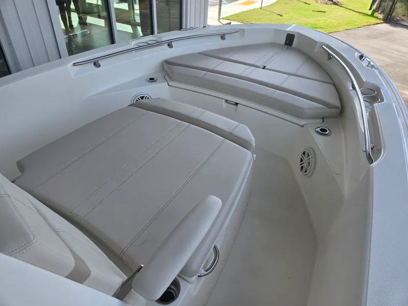 Slide: The Image of Boston Whaler 220 Dauntless 2026 - 9